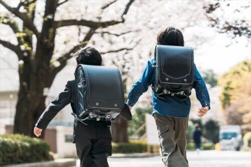 子供　登校　見送り